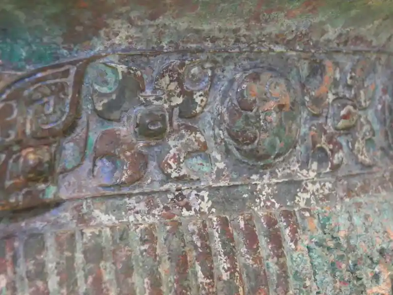 Solar disc and four-point on a Chinese bronze ritual vessel Solar disc and four-point on a Chinese bronze ritual vessel